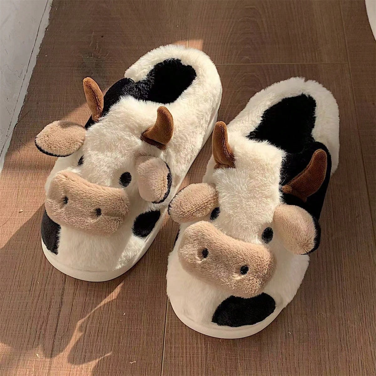 Zapatillas suaves y lindas con temática de vaca para mujeres, zapatos interiores cálidos y de moda para el invierno en los dormitorios de las chicas