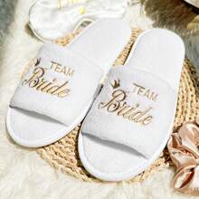 帶有金色王冠圖案和teambride 的白色拖鞋