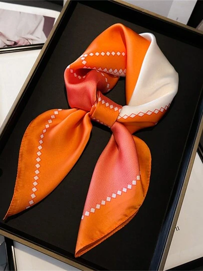 1条女士奢华优雅撞色印花真丝方巾（70*70厘米），适合春季佩戴，日常搭配及送礼皆宜，是女士、海滩、度假的理想配饰。