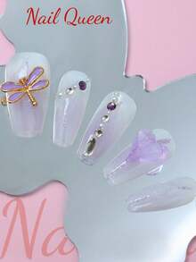 10入組手工壓花美甲假指甲，3D手工壓花指甲，丁香色指甲，透明指甲，蜻蜓，明亮鑽石，心形，珍珠，適用於派對、旅行、節日等場合，搭配不同的服裝風格，贈送1個指甲檔和1支美甲膠，全覆式假指甲，增強您的形象，適合假日派對和女孩女士的禮物，可拆卸和重複使用，貼壓式假指甲，D15463 - 彩色 - 查看 4