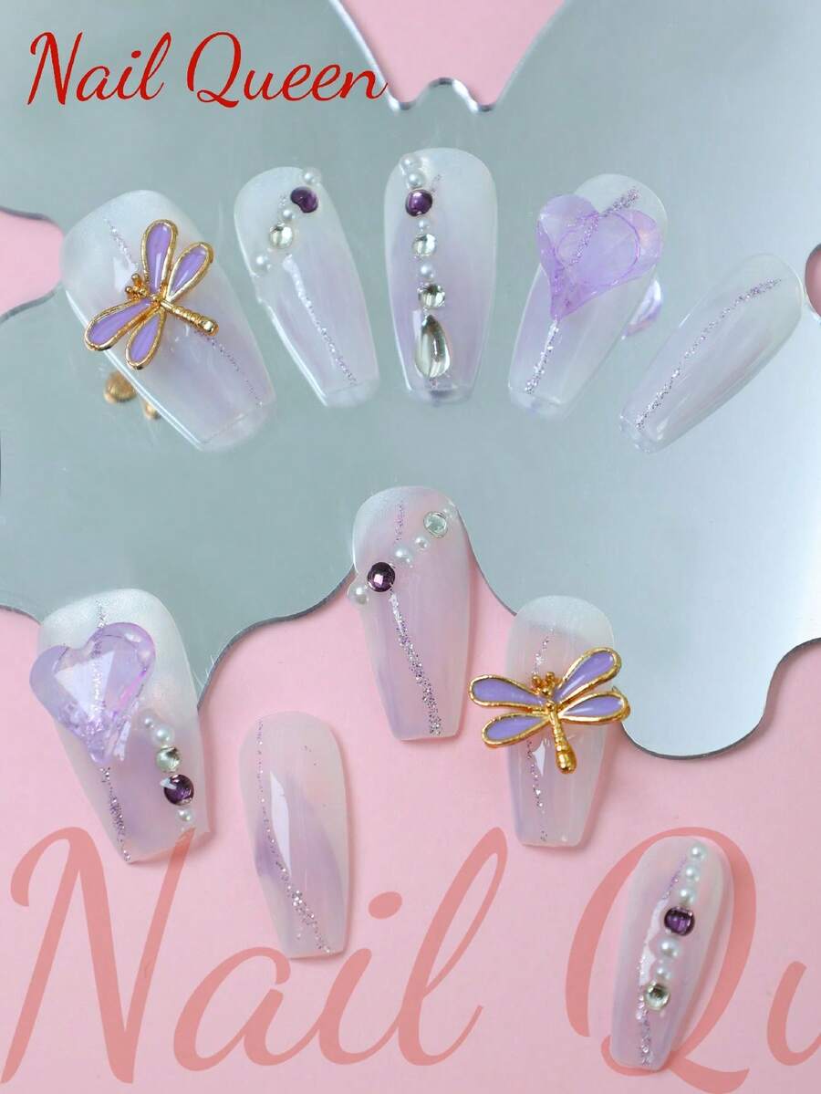 10入組手工壓花美甲假指甲,3D手工壓花指甲,丁香色指甲,透明指甲,蜻蜓,明亮鑽石,心形,珍珠,適用於派對、旅行、節日等場合,搭配不同的服裝風格,贈送1個指甲檔和1支美甲膠,全覆式假指甲,增強您的形象,適合假日派對和女孩女士的禮物,可拆卸和重複使用,貼壓式假指甲,D15463 - 彩色 - 查看 1