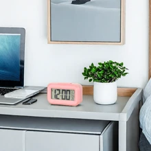1 件儿童房装饰闹钟，液晶数字时钟，静音日历桌面电子背光时钟，带桌面时钟表带，家居装饰（需要两节 7 号电池才能使用，本产品不含电池）婴儿淋浴家庭装饰礼物