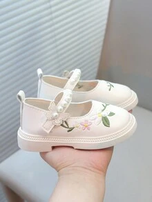 Scarpe in pelle ricamate con perle da ragazza, stile principessa, nuove per la primavera-autunno 2024, scarpe Hanfu con suola morbida e piatta