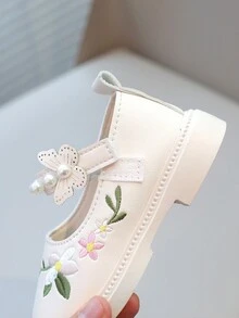 Scarpe in pelle ricamate con perle da ragazza, stile principessa, nuove per la primavera-autunno 2024, scarpe Hanfu con suola morbida e piatta