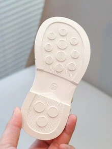 Scarpe in pelle ricamate con perle da ragazza, stile principessa, nuove per la primavera-autunno 2024, scarpe Hanfu con suola morbida e piatta