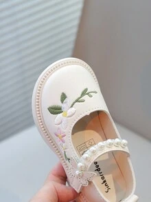 Scarpe in pelle ricamate con perle da ragazza, stile principessa, nuove per la primavera-autunno 2024, scarpe Hanfu con suola morbida e piatta