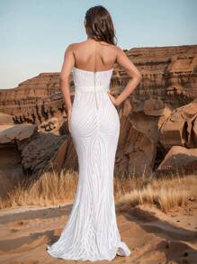 Elegante vestido formal largo sin mangas y sin tirantes para damas con lentejuelas en todo el diseño y un bajo de cola de sirena favorecedora - Blanco - Ver 6