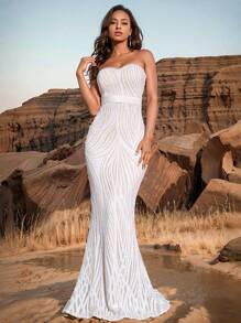 Elegante vestido formal largo sin mangas y sin tirantes para damas con lentejuelas en todo el diseño y un bajo de cola de sirena favorecedora - Blanco - Ver 2