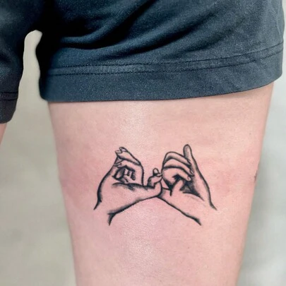 1张防水临时纹身贴纸，PVC材质，独特设计，适用于手部、腿部、日常活动、酒吧、鸡尾酒会、生日等场合，男女皆宜。