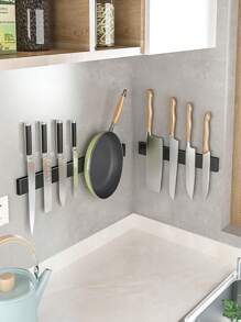 1个磁性不锈钢壁挂式刀架，无需钻孔，自粘式，正反面区分，单面磁性，简约设计刀具收纳架。厨房刀具收纳配件，非常适合万圣节、圣诞节等节日。