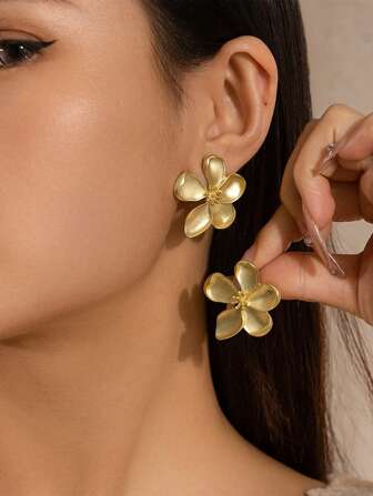 1pair Women's Fashionable Exaggerated Big Flower Earrings, Gold Metal 3D Flower Shaped Ear Accessories, Suitable For Female Summer Beach Party Outfits Valentines,Mom,Mother,Mother's Day,Gift