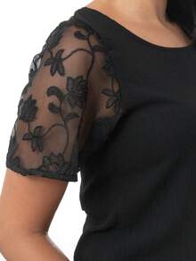 Blusa Negra Manga Corta Con Encaje Cuello Redondo Formal TE AMOMO - Negro - Ver 5