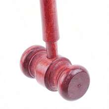 Juego de rol para niños "Juez en la corte", que incluye un martillo de juguete de madera para subastas y un mazo de minibloques para que los niños interpreten a abogados y jueces en un tribunal de justicia de madera - Color caoba - Ver 1