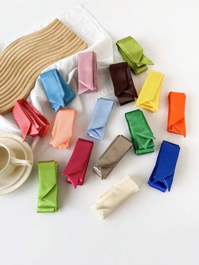 1條多色長款絲質圍巾，適合休閒穿搭，可用作頭帶或髮帶