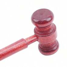 Juego de rol para niños "Juez en la corte", que incluye un martillo de juguete de madera para subastas y un mazo de minibloques para que los niños interpreten a abogados y jueces en un tribunal de justicia de madera - Color caoba - Ver 4