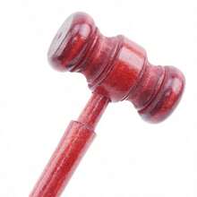 Juego de rol para niños "Juez en la corte", que incluye un martillo de juguete de madera para subastas y un mazo de minibloques para que los niños interpreten a abogados y jueces en un tribunal de justicia de madera - Color caoba - Ver 2