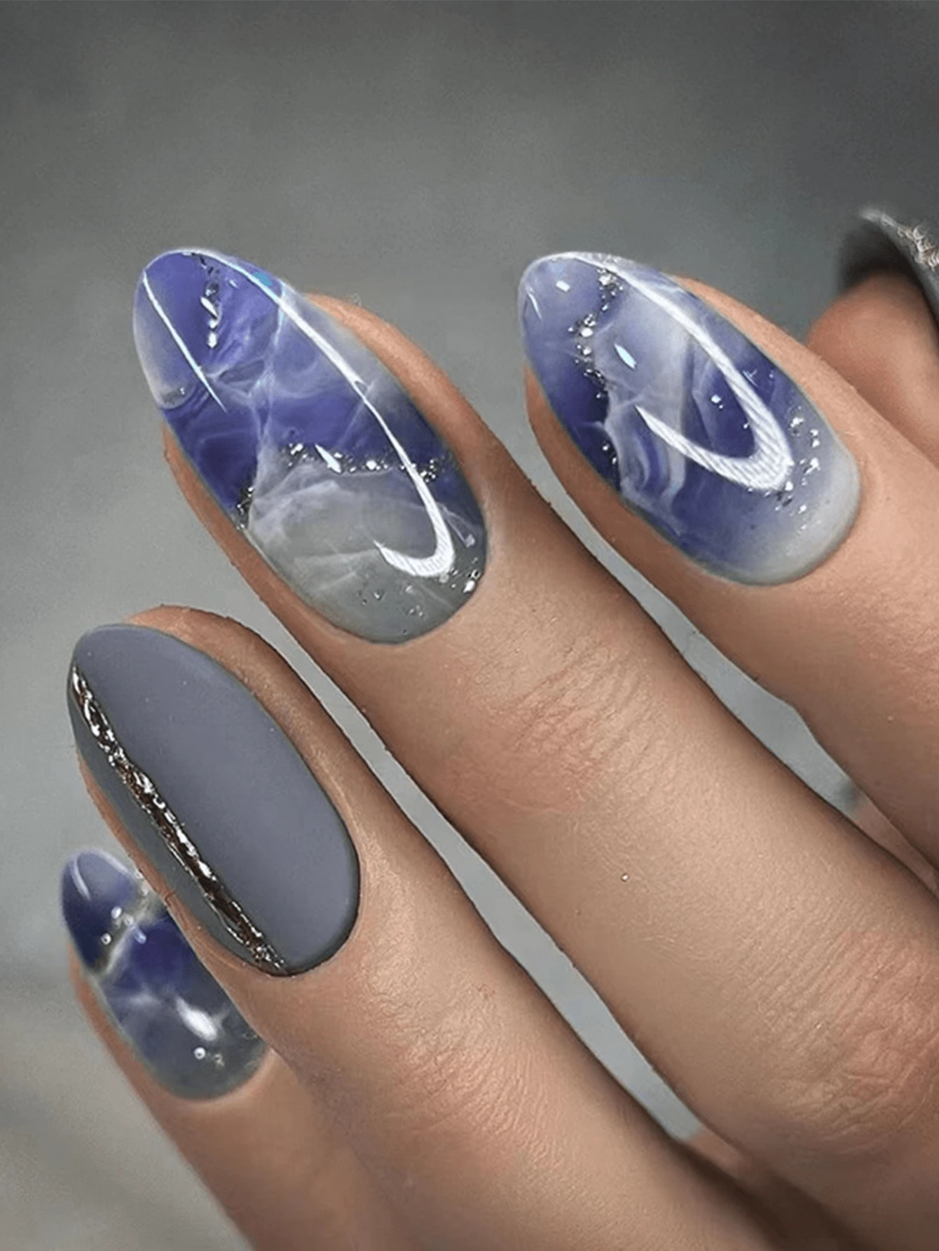 24 piezas de uñas postizas con forma de almendra corta, efecto estampado de tinte azul oscuro - Azul - Ver 1