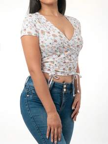 Blusa Blanca Estampado Floral Cuello V Manga Corta Tejido Canalé Casual TE AMOMO - Blanco - Ver 5