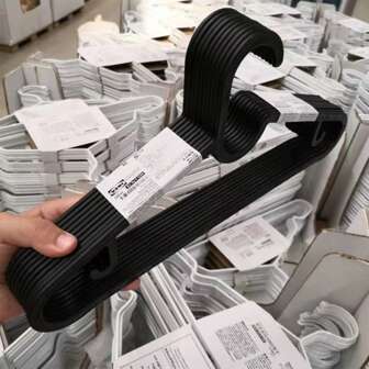 1個/10個/20個/40個 15.5英寸*6.88英寸塑料防滑衣架，家庭使用。簡約風格，適用於晾乾和儲存衣物。加厚且加強的無痕衣架掛鉤，適合掛吊帶。有黑色和白色可選。