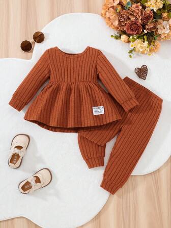 女婴圆领连衣裙下摆长袖上衣和纯色裤子 2 件套，适合秋冬季，舒适休闲装