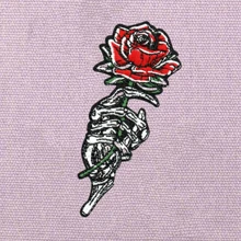 摩托车骷髅“玫瑰与骨头”嬉皮朋克风DIY服装面料，可缝制或熨烫成布贴、服装装饰、徽章、鞋帽、包包配件，以及用于修补和刺绣的布贴，适合夏季和学校穿着。