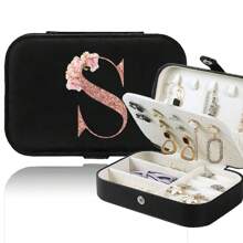 1个首饰盒 女士首饰收纳盒 展示盒 玫瑰金 姓名首字母 A 到 Z 图案 旅行大容量首饰盒 奢华 PU 皮革首饰盒 多隔层分类盒 多功能翻盖防水收纳盒 珠宝商礼物 女士首饰收纳盒 妈妈化妆包 化妆包 化妆品收纳盒 化妆品整理盒 化妆品收纳盒 - 黑色 - 查看 27