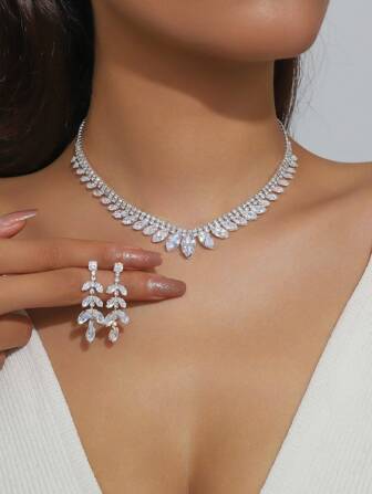 Conjunto de joyería de lujo de cristal y circonita cúbica para mujer, combinación de collar y pendientes, noble y elegante, elegante y versátil, el mejor accesorio para bodas, fiestas y varias ocasiones