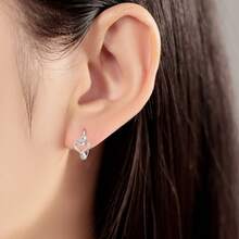 1對925純銀鑲嵌白鋯石空心愛心耳環，適合女性向朋友和家人贈送的周年和生日禮物 - 銀色 - 查看 4