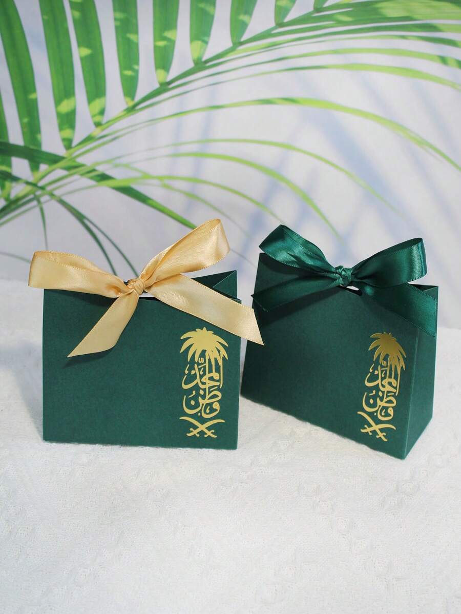 5/10 túi quà tặng Mini của Ả Rập Saudi cho Ngày Quốc khánh - Thiết kế màu xanh lá cây và vàng thanh lịch với họa tiết cây cọ - Hoàn hảo để đựng đồ ngọt, sô cô la và những món quà nhỏ - 10cm X 11,5cm X 4,5cm - Bộ 10 túi - Hoàn hảo cho các lễ kỷ niệm và sự kiện