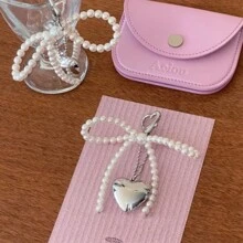 1件装女士蝴蝶结仿珍珠手机吊坠链 Y2K 爱心耳机盒背包装饰配件创意汽车钥匙扣情人节礼物纪念品汽车配件包饰学校信件可爱哥特圣诞节包饰汽车老师朋友姐妹礼物创意