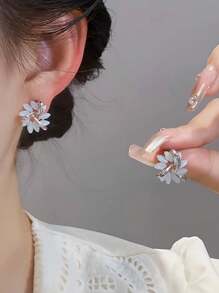 1pair Fashionable Geometric Flower Stud Earrings Valentines - Silver - View 2