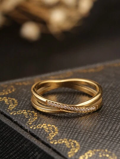 1 st rostfritt stål geometrisk korsformad ring med ihålig design, delikat böjd Cubic Zirconia ring i 18K guldfärg, lämplig för kvinnors dagliga klädsel