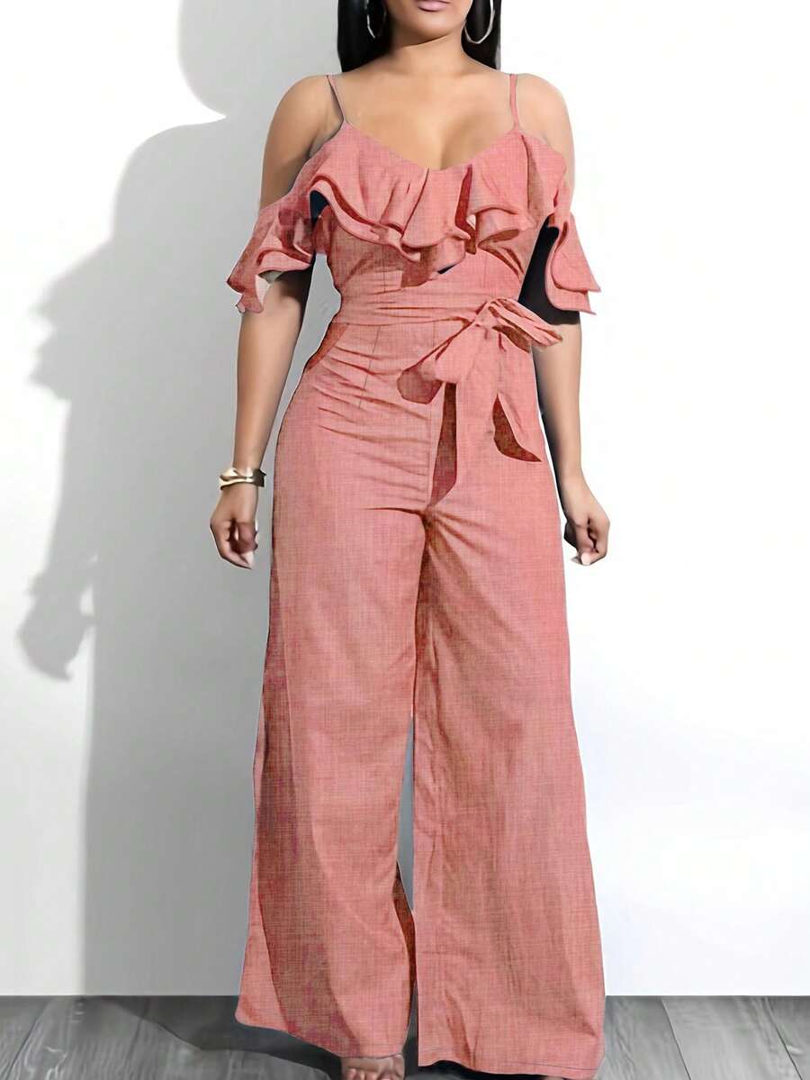 Letni kombinezon w jednolitym kolorze z głębokim dekoltem w kształcie litery V, wykończony falbanką, bez rękawów, wiązany w talii