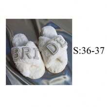 1 双 DIY（需自粘）新娘仿珍珠毛绒拖鞋，适合水疗、过夜、新娘送礼会、婚礼、单身派对、单身派对、装饰、求婚、伴娘礼物、返校情人节