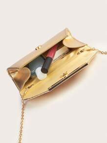 这款轻盈迷人的金色晚宴手拿包，采用闪亮的链条肩带和时尚的翻盖设计，并以奢华的人造皮革材质精制而成。它是出席各种盛大场合的完美之选，也是婚礼和派对活动的理想配饰。这款派对包与节日派对礼服、晚礼服和亮片服装完美搭配，同时也能衬托舞会礼服的配饰和伴娘礼服的优雅气质。 - 金色 - 查看 7