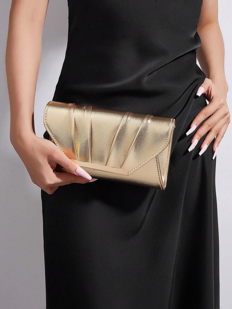 这款轻盈迷人的金色晚宴手拿包，采用闪亮的链条肩带和时尚的翻盖设计，并以奢华的人造皮革材质精制而成。它是出席各种盛大场合的完美之选，也是婚礼和派对活动的理想配饰。这款派对包与节日派对礼服、晚礼服和亮片服装完美搭配，同时也能衬托舞会礼服的配饰和伴娘礼服的优雅气质。 - 金色 - 查看 1