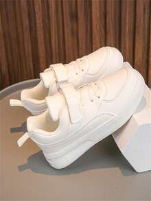 Ein Paar klassischer Unisex weißer Sneakers mit Klettverschluss Design, weiche Sohle, geeignet für Frühling und Herbst