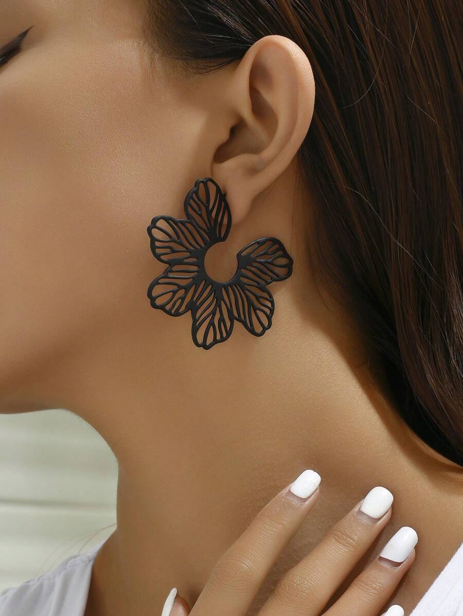 1pair Black Hollow-Out Alloy Flower Jewelry Earrings, Vintage Metallic Sense Floral Stud Earrings For Women, Suitable For Daily Wear And As Exquisite Gift For Friends Valentines,Mom,Mother,Mother's Day,Gift - Black - View 1