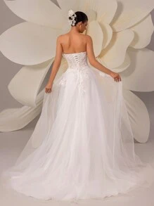 HEARBOBO 性感无袖婚纱，采用无肩带领口、长款网纱和精致贴花设计，打造优雅新娘造型