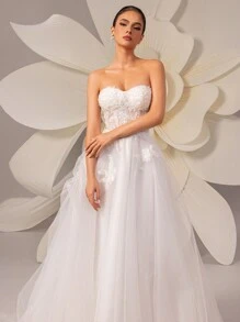 HEARBOBO 性感无袖婚纱，采用无肩带领口、长款网纱和精致贴花设计，打造优雅新娘造型