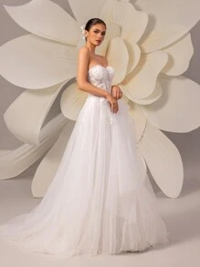 HEARBOBO 性感无袖婚纱，采用无肩带领口、长款网纱和精致贴花设计，打造优雅新娘造型