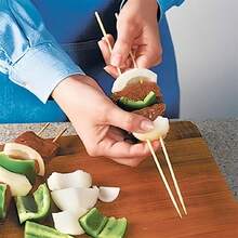 50/90入組一次性竹籤，天然竹製（90入組，2.5mm和3.0mm直徑/50入組，3.5mm和4.0mm直徑），適用於燒烤，開胃菜，水果，雞尾酒，烤肉串，巧克力噴泉，廚房，手工藝品和派對 - 彩色 - 查看 5