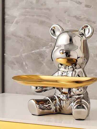 创意小熊造型首饰托盘，完美收纳饰品，是客厅或餐厅桌面装饰的理想之选，也是情人节、开学季和节日庆典的绝佳礼物。这款迷人又实用的陶瓷托盘，为您的家居装饰增添光彩，是展示珠宝和小物件的完美之选，是节日庆典和日常使用的必备单品。可爱的熊形设计，提升您的空间格调，无论是送礼还是自用都非常合适。用这款独特的装饰品来庆祝爱与友谊吧！