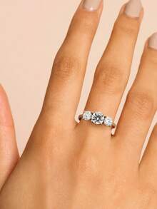 1枚总重2克拉的三石莫桑石订婚戒指，S925纯银简约浪漫戒指，永恒戒指，结婚周年纪念戒指，奢华珠宝礼品 - 銀色 - 查看 4