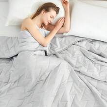 Revolutionary Cooling Blanket Queen Absorbs Body Heat To Keep Cool, Japanese Q-Max>0.5 Arc-Chill Cooling Comforter For Hot Sleeper Precision V-Tack Quilting Lightweight Summer Blanket - 淺灰 - 查看 1