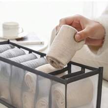 1 pièce Boîte de rangement pour sous-vêtements de type tiroir, grille de séparation pour chaussettes et sous-vêtements, organisateur de placard à couches, boîte de rangement pour vêtements en maille transparente, boîte de rangement à tiroirs pliable à grille multiple, rangement et organisation de garde-robe, boîte de rangement à compartiments pour sous-vêtements, sacs de rangement pour tiroirs de chaussettes et sous-vêtements, décoration de festivals, décoration de chambre, décoration de maison, décoration de chambre à coucher, organisateur, rangement à la maison, t-shirt blanc pour femme, pantalon noir pour femme, vêtements d'hiver pour dames, robe