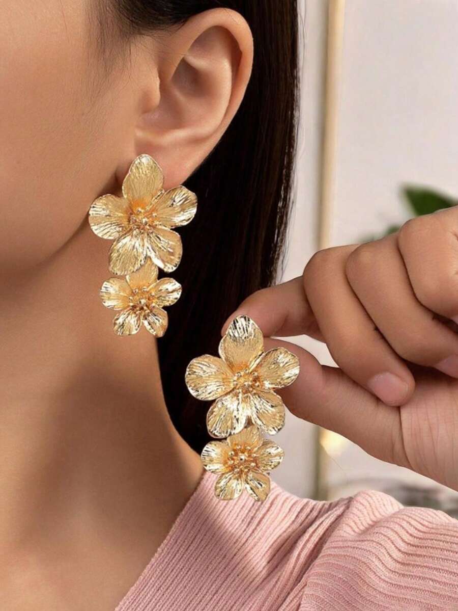 1对时尚优雅的花卉设计金属耳环，适合女性日常佩戴