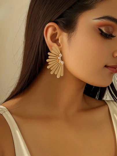 1 对夸张不对称和不对称设计金属镶嵌水钻耳环，非常适合日常佩戴