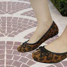 Balerina / Flats / Balerina para dama con estampado animal print leopardo con detalle de moño con dije en la punta - Multicolor - Ver 5