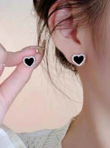 1 对经典欧美风格时尚耳钉，迷你心形可爱耳环，简约个性化学生耳饰，适合女性情人节、妈妈、母亲、母亲节、礼物
